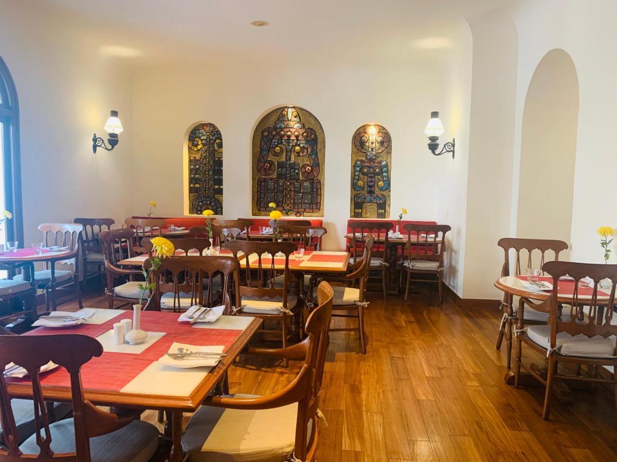Maidens Hotel New Delhi Exterior foto The dining room at the International House