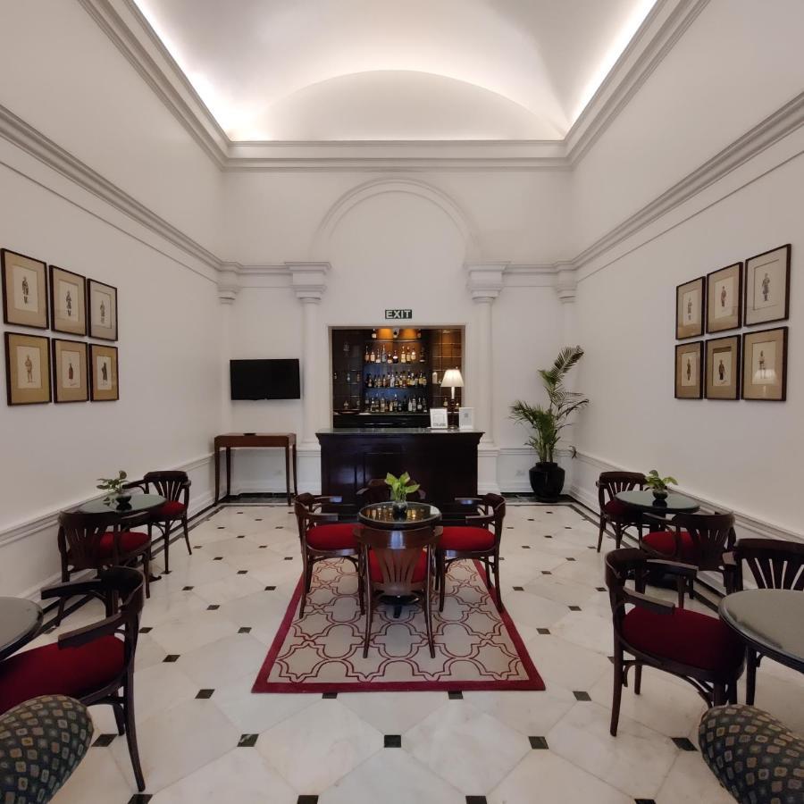 Maidens Hotel New Delhi Exterior foto The bar at the Imperial