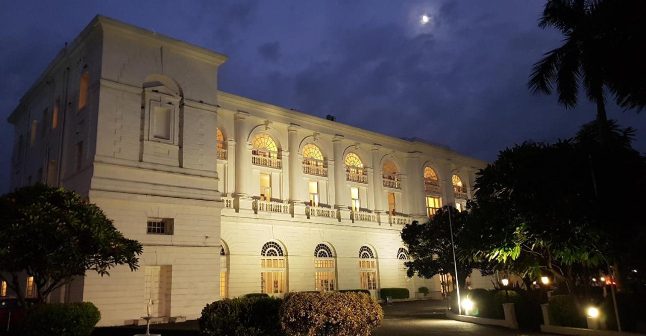 Maidens Hotel New Delhi Exterior foto The main building of the university