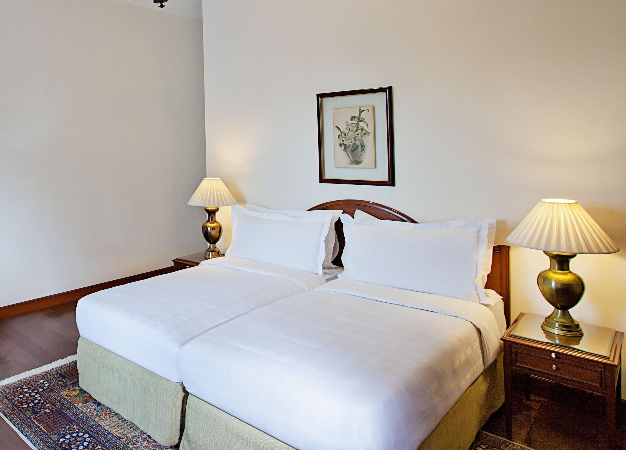 Maidens Hotel New Delhi Exterior foto A bedroom at the hotel