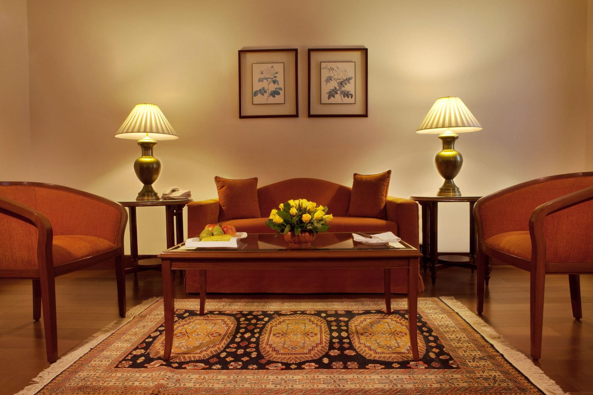 Maidens Hotel New Delhi Exterior foto A living room