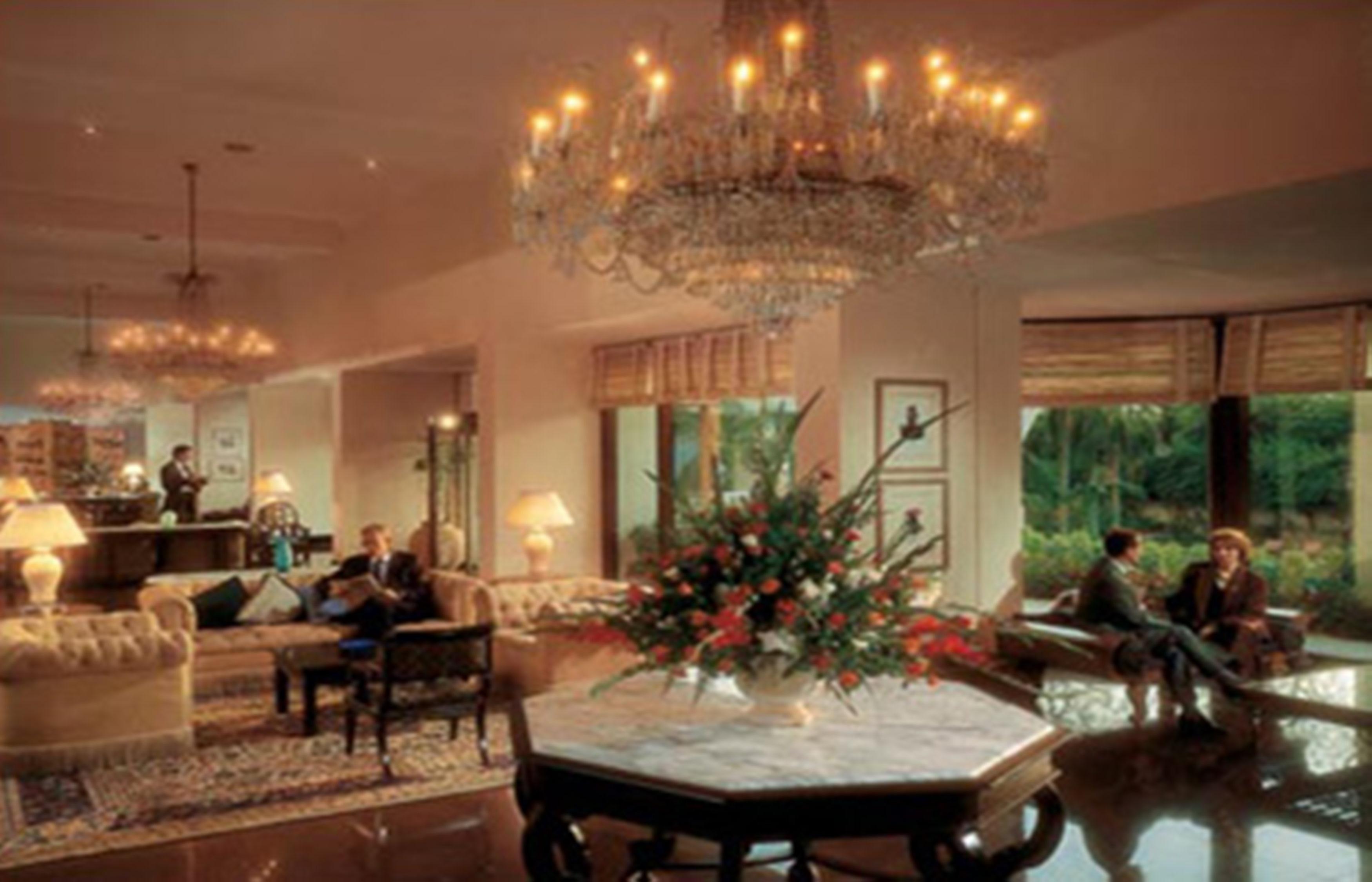 Maidens Hotel New Delhi Exterior foto The lobby of the Taj Bengal