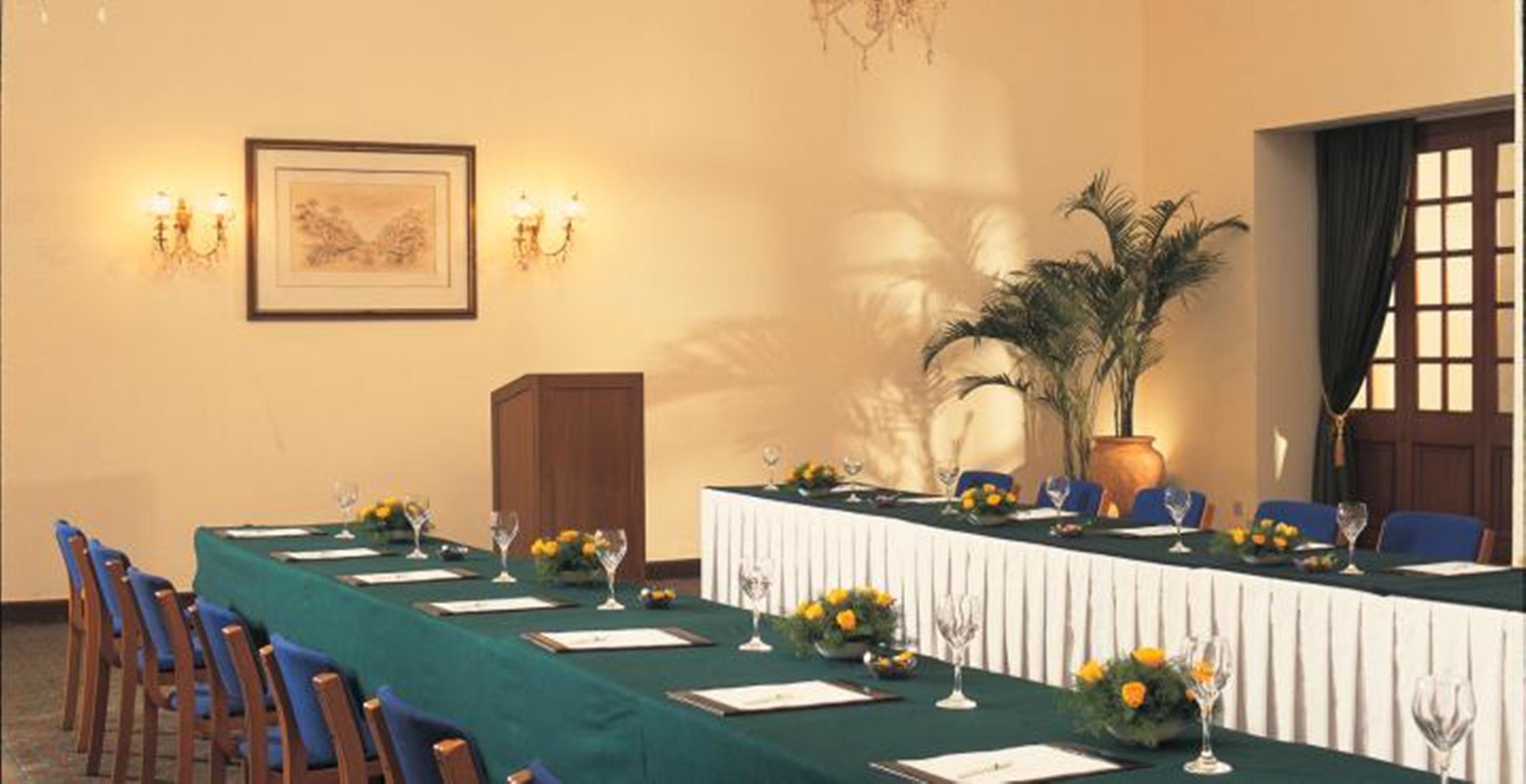 Maidens Hotel New Delhi Exterior foto The meeting room