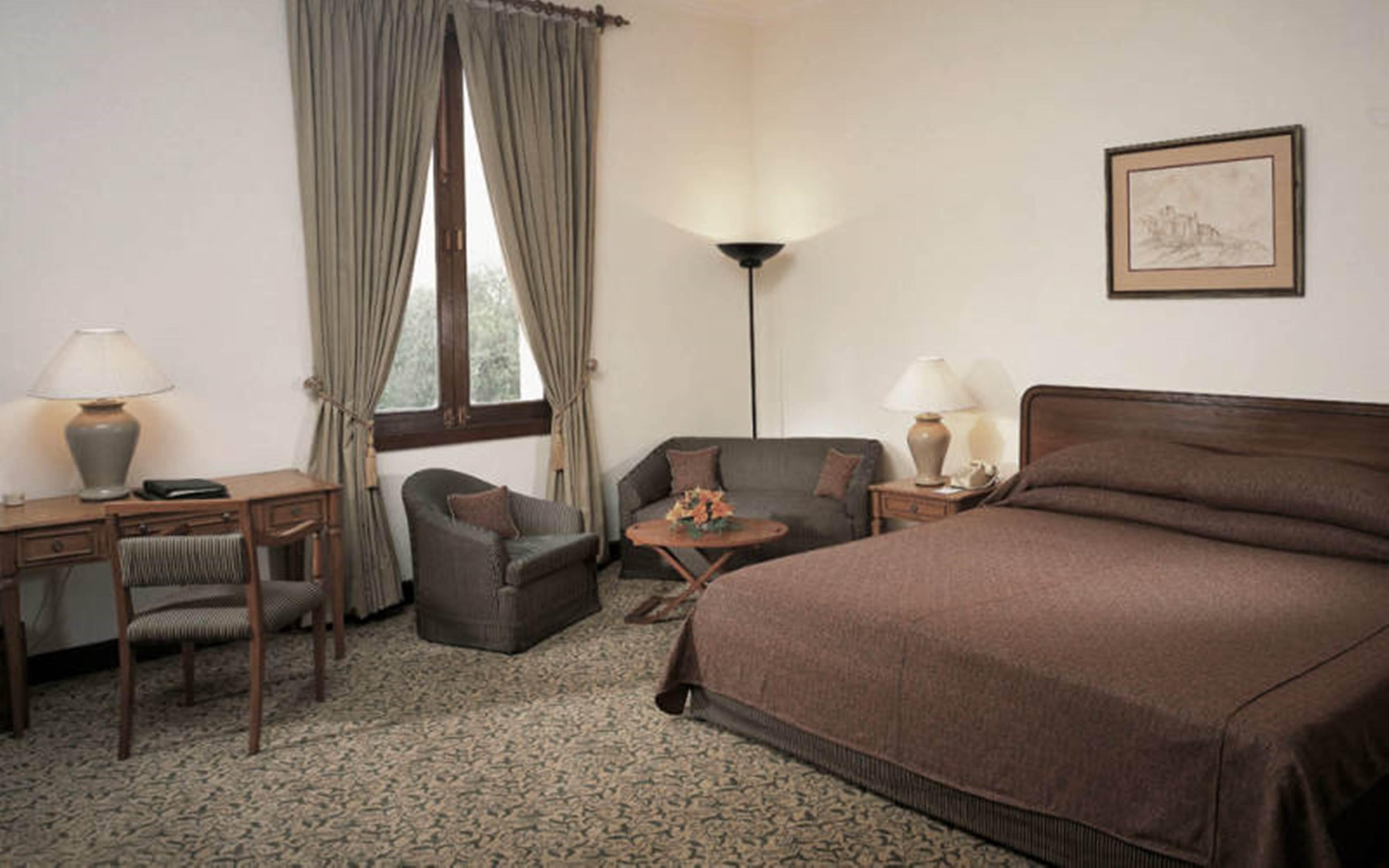 Maidens Hotel New Delhi Exterior foto A room at the hotel