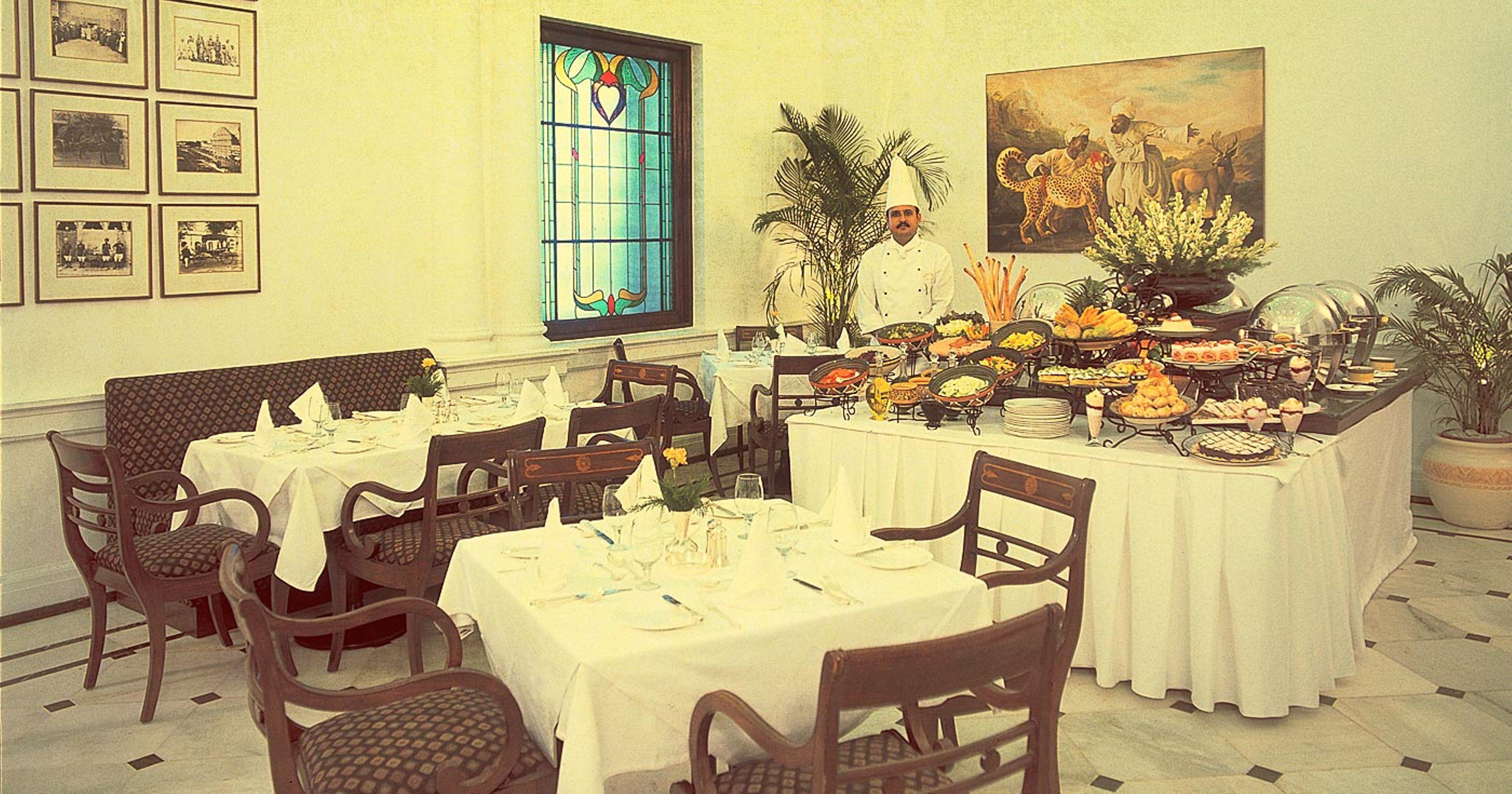 Maidens Hotel New Delhi Exterior foto The restaurant at the Taj Mahal Palace Hotel
