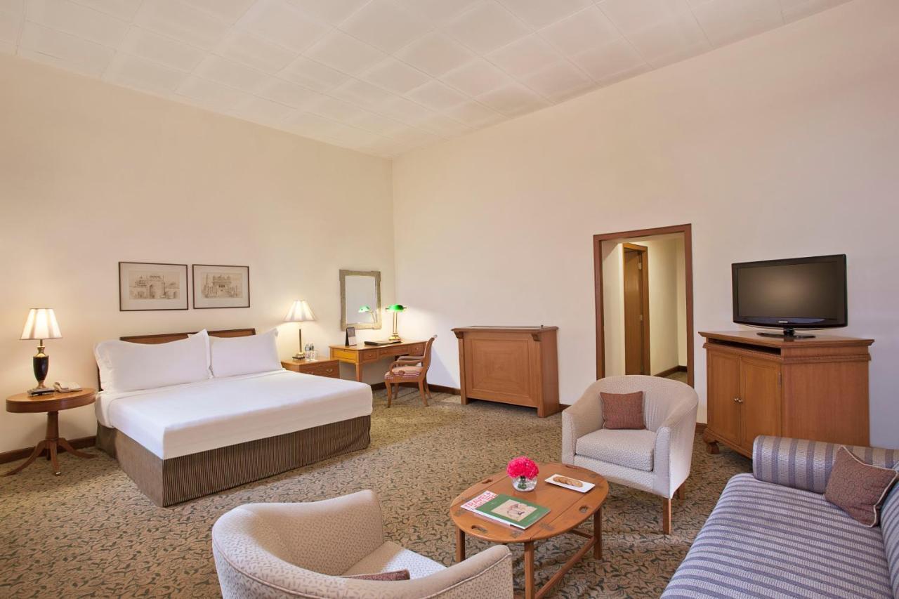 Maidens Hotel New Delhi Exterior foto A room at the hotel