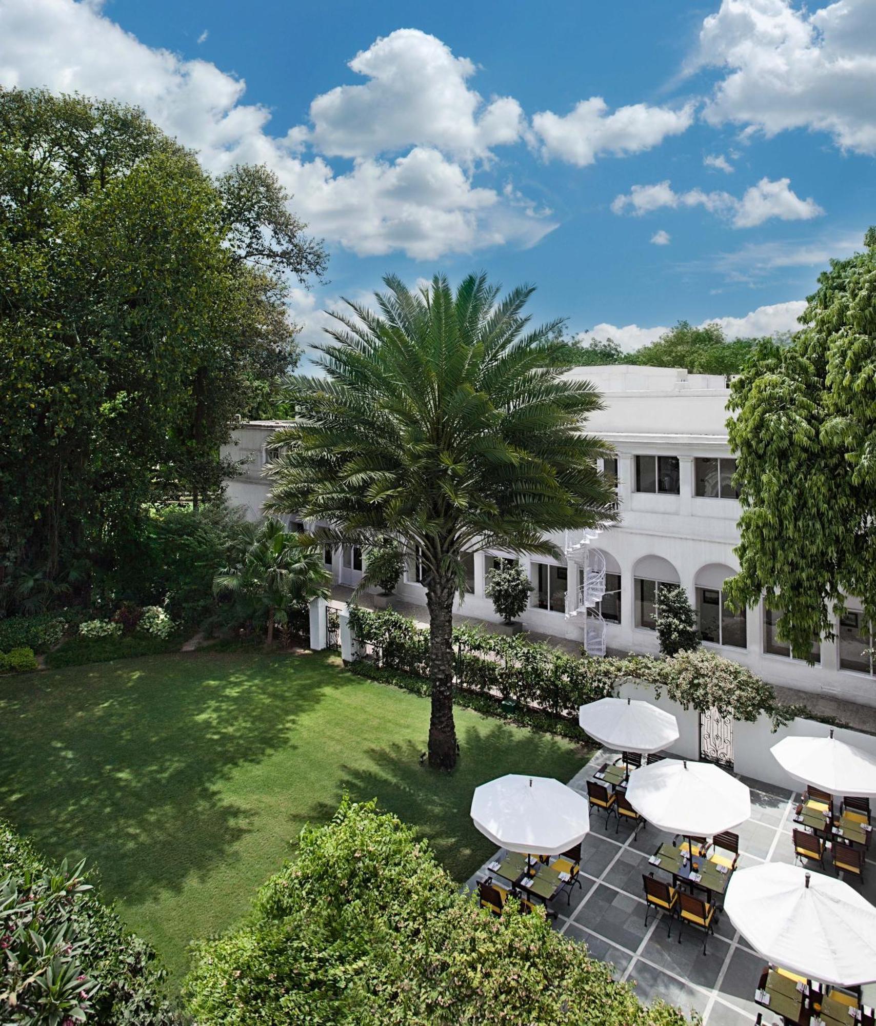 Maidens Hotel New Delhi Exterior foto The school's campus