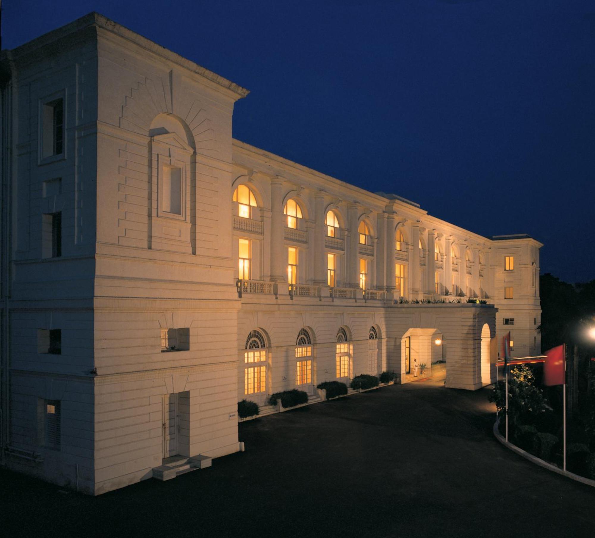 Maidens Hotel New Delhi Exterior foto The Grand Hotel at night