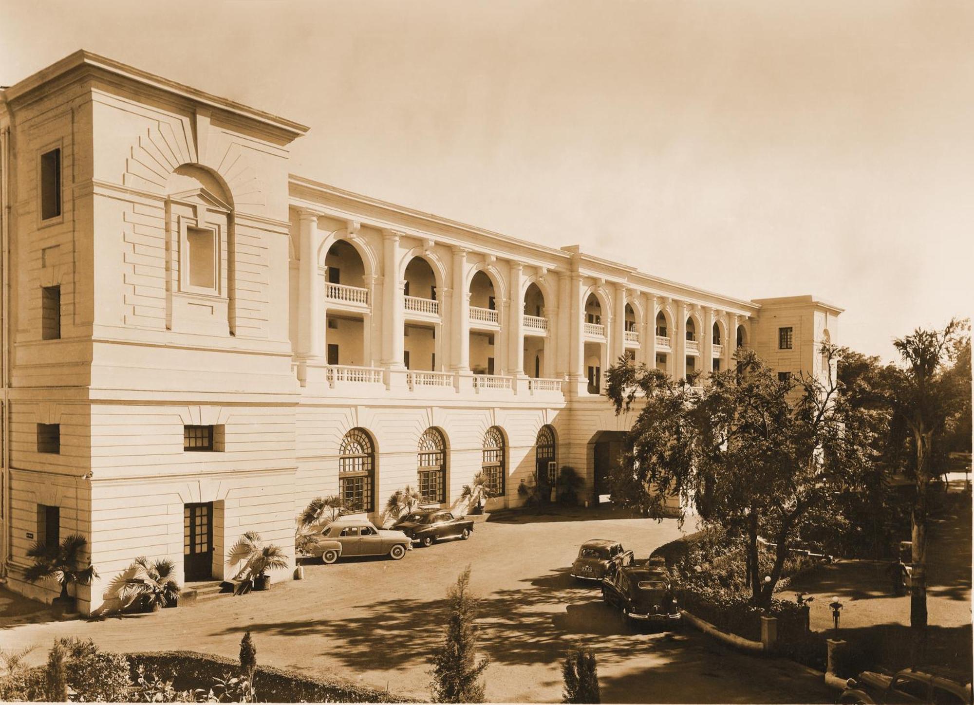 Maidens Hotel New Delhi Exterior foto The first building of the university, 1925