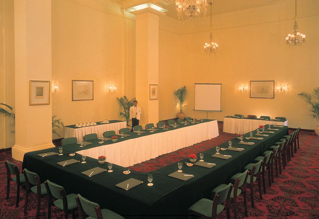 Maidens Hotel New Delhi Exterior foto The meeting room