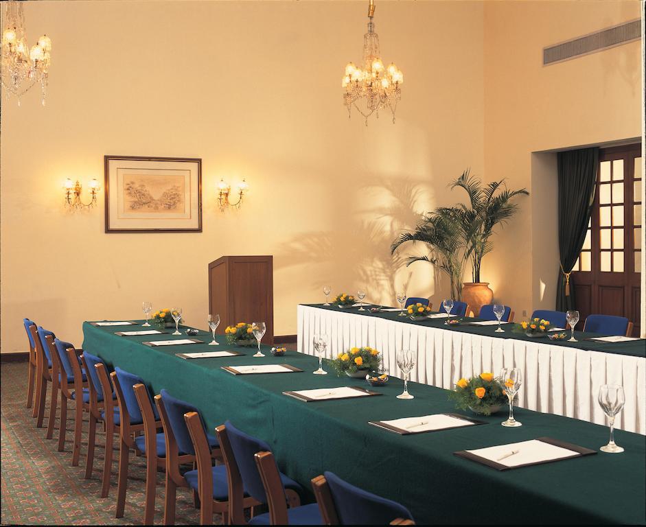 Maidens Hotel New Delhi Exterior foto The meeting room