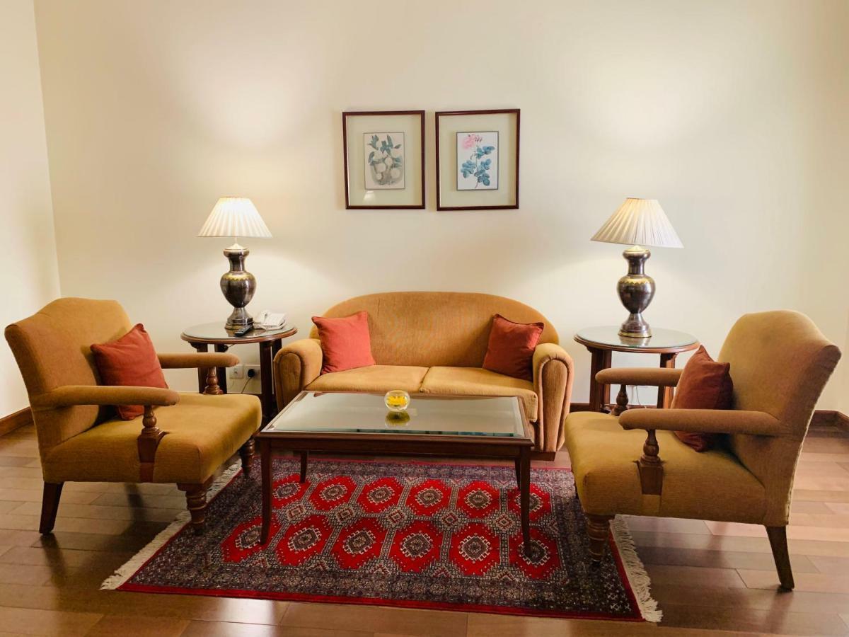 Maidens Hotel New Delhi Exterior foto A living room in a hotel