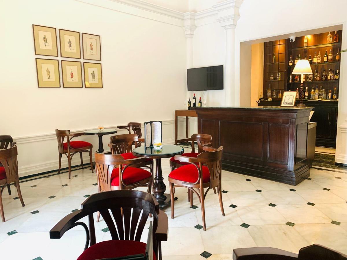 Maidens Hotel New Delhi Exterior foto The bar at the Imperial Hotel