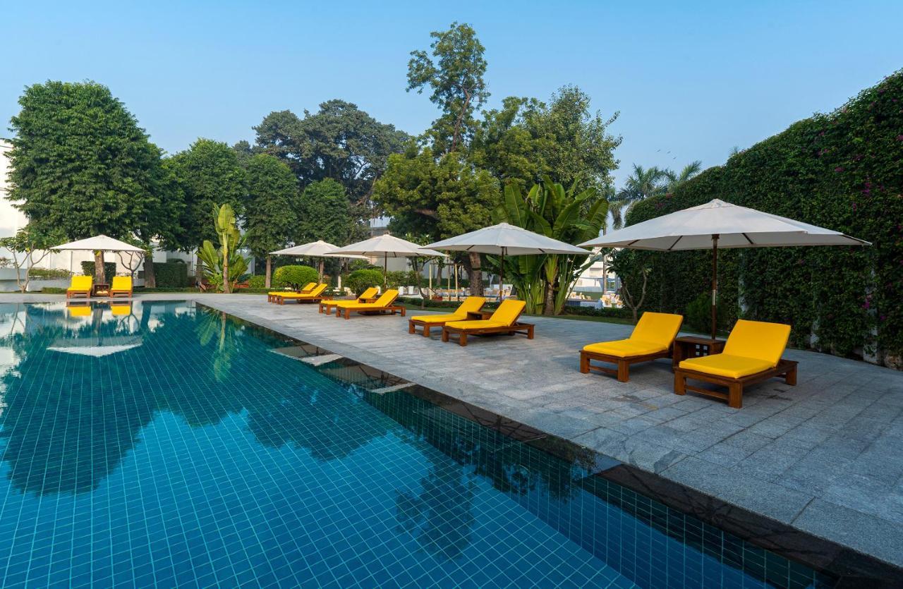 Maidens Hotel New Delhi Exterior foto The swimming pool at The Oberoi, Gurgaon
