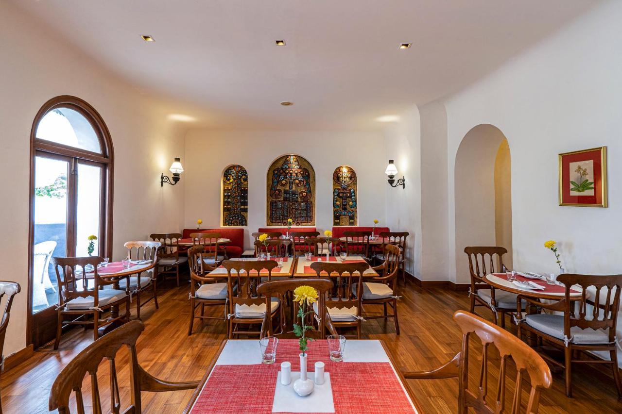 Maidens Hotel New Delhi Exterior foto Restaurant